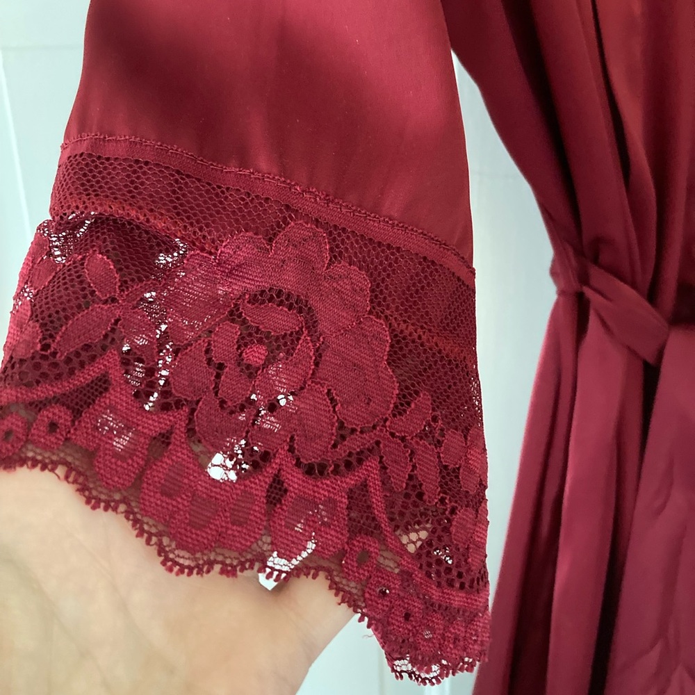 Dressing robe, polyester “silk,” size S, maroon